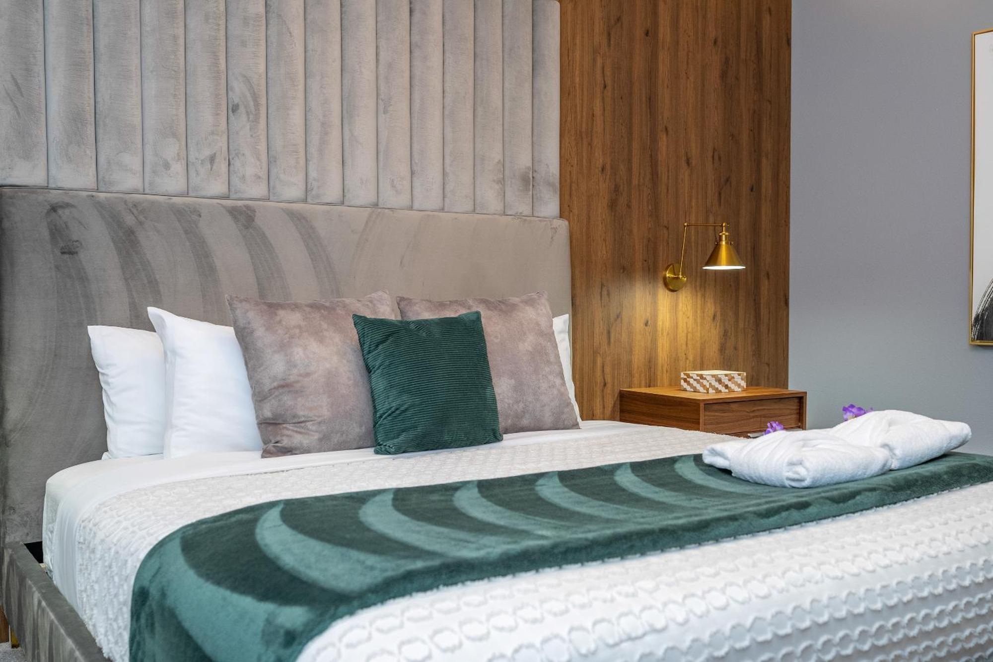 Brand New Elegance At Paradiso 6086